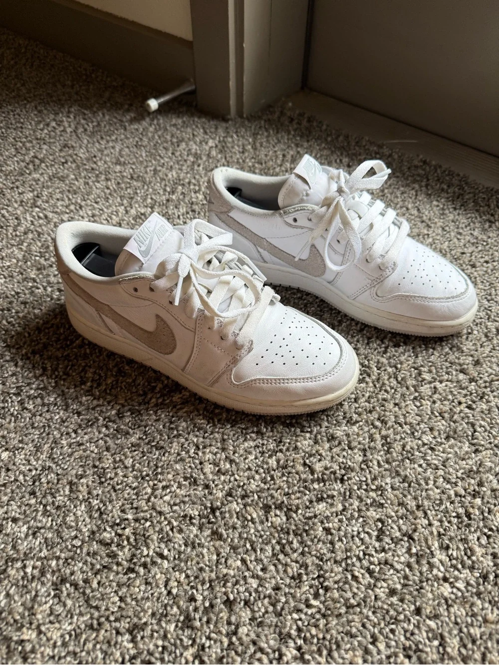 Nike Kids Low-Top Sneakers in White and Light Gray
